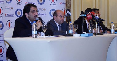 ننشر أسماء 12 محافظة تسلمت كروت البنزين