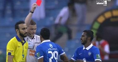 بالفيديو.. لاعب الهلال يضرب حكم مباراة النصر