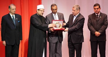 المركز المصرى لمكافحة الإرهاب يعقد مؤتمره الأول بدار الأوبرا.. ورئيس المركز: لا نتبع أى حزب أو تيار سياسى ومستقلون عن الحكومة.. ووزير الأوقاف: نبحث آليات تجديد الخطاب الدينى فى مؤتمر خلال هذا الشهر
