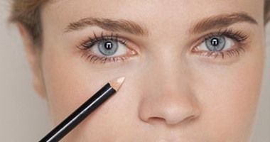 بالصور.. استخدامات غير متوقعة لأدوات المكياج.. ملمع الشفاه لوقف النزيف.. الماسكرا لإخفاء الشعر الأبيض.. ظلال الجفون لتلوين شفتيكِ و"كونتور" للوجه.. والكونسيلر لإخفاء زوائد المكياج