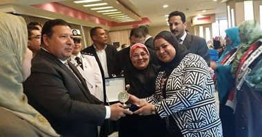 وزارة الداخلية تمنح مدرسة مصطفى مشرفة بالسويس درع الشرطة