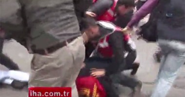 شاهد.. سحل طفل تركي على يد الامن بوحشية وشرطة اردوغان تبرر