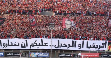أشهر 4 خناقات بين نجوم الأهلى والجماهير الحمراء.. واقعة ثابت البطل وقمصان الأشهر.. المايسترو قذف المشجعين بـ"الطوب"..   البلدوزر لجأ لـ"المقشة".. واشتباك غالى مع الألتراس الأحدث