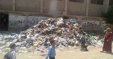 بالصور.. القمامة تحاصر أهالى شبرا الخيمة.. مواطنون يروون لـ"اليوم السابع" مآسيهم مع سوء الأحوال فى الشوارع.. وطالب جامعى: "بنها بالبمبى هايصة وشبرا بالزبالة لايصة"