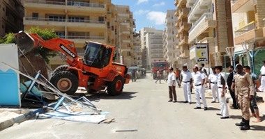 حى العجمى يشن حملة إزالة مكبرة على المبانى المخالفة