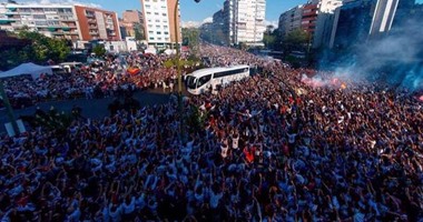 بالصور.. استقبال جماهيرى كبير لحافلة ريال مدريد