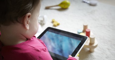لماذا يدمن طفلك الألعاب الإلكترونية والإنترنت؟ وكيف تؤثر على شخصيته؟