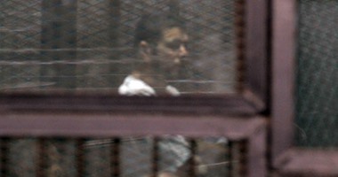 صورة بـ"السفارة الأمريكية" للفنان طارق النهرى يحمل سلاحا ضبطه بحوزة إخوانى