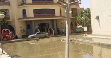 "واتس آب اليوم السابع": مياه المجارى تحاصر المستشفى العام فى سوهاج