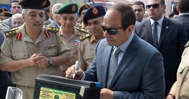 صور توقيع السيسى على أول بطارية سيارة مصنعة بالكامل بمكونات وأيدٍ مصرية