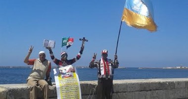 مواطنون يتظاهرون ضد الإرهاب بساحة القائد إبراهيم فى الإسكندرية