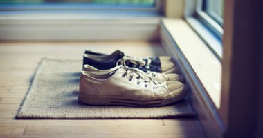 7 أكاذيب تحاول السيدات بواسطتها التخفيف من مشاكل نظافة المنزل.. أولها "الحوض هينضف وأنا بغسل المواعين".. و"الاحتفاظ بالحذاء فى المنزل لا يزيد الأتربة".. وآخرها "جواز استخدام مساحيق الملابس على اليدين"