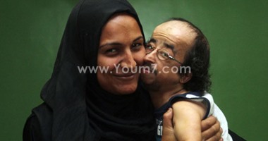 بالصور.. القزم محمد عيد: رفضت الزواج من "قزمة".. وزوجته: بحبه وبموت فيه