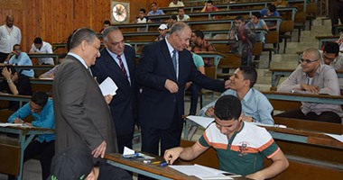 رئيس جامعة سوهاج يتفقد الامتحانات بكلية التربية