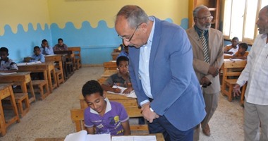 محافظ أسوان يتفقد لجان امتحانات الشهادة الابتدائية