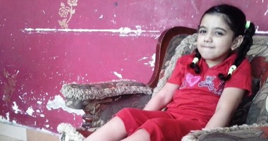 "سلمى" طفلة سيناوية تحلم بالسير على قدميها بالعلاج فى الخارج