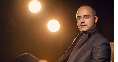 حازم سمير يصور 10 أيام من مسلسل "بين عالمين"
