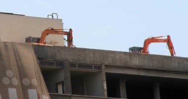 بالفيديو.. وصول أوناش ولوادر إلى مبنى"الوطنى المنحل" استعدادا لهدمه