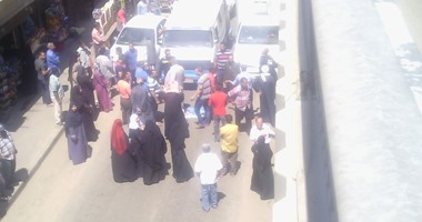 "واتس آب اليوم السابع": قطع طريق سكة الوايلى للتعسف فى استخراج بطاقات التموين