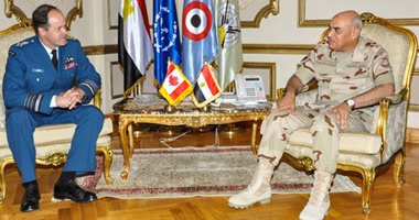 رئيس الأركان الكندى يغادر القاهرة