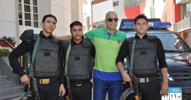 وائل جمعة يلتقط صورا مع رجال أمن السويس
