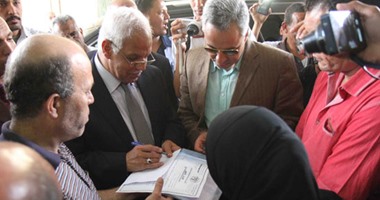 سيدة تطلب شقة من محافظ القاهرة.. و"السعيد" يؤشر لها كتابيا ببحث حالتها