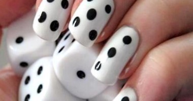 بالأبيض والأسود فقط.. أفكار جديدة تلونى بها أظافرك بأحداث الأشكال