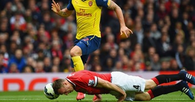 بالصور.. مدافع مانشستر يونايتد ضحية إندفاعه