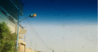 "اليوم السابع واتس آب": إضاءة أعمدة الإنارة بمنفلوط فى "عز الضهر"