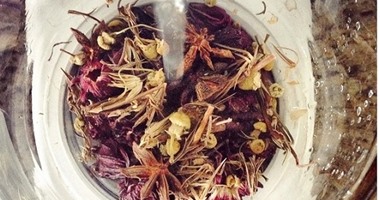 لحظات لن يفهمها إلا عشاق الشاى.. منها: طعمه مختلف وأنت بتقرأ 