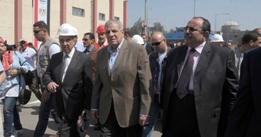 "محلب" يغادر محطة كهرباء بنها الجديدة بعد افتتاحها