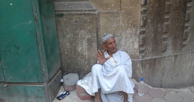 مسن أمام مجلس الوزراء: "مراتى طردتنى ونفسى أروح دار المسنين"