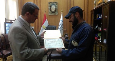رئيس السكة الحديد يكرم عامل نظافة بالهيئة لأمانته