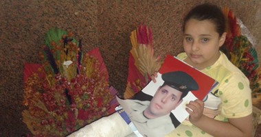 بالصور.. محافظ الشرقية يخذل ابنة شهيد القوات المسلحة المصابة بمرض "العظم الزجاجى".. "رحمة": المحافظ وعدنى بكرسى كهربائى وسابنى ونفسى الرئيس يعالجنى وأروح المدرسة..وجدتها: معاشى كله يضيع فى علاج الطفلة