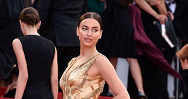 بالصور.. إيرينا شايكل بإطلالة ذهبية بالعرض الخاص لـ Sicario بـ"كان"
