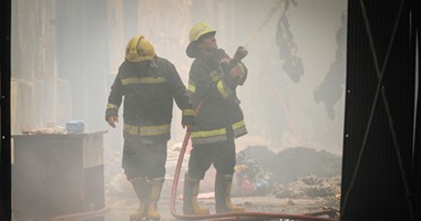 بالصور..الدفع بـ7 سيارات إطفاء للسيطرة على حريق مخازن الجمرك بشارع رمسيس