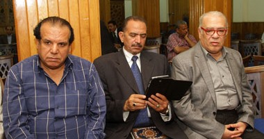 فاروق فلوكس ينفعل بسبب التزاحم بعزاء حسن مصطفى ويطالب الصحفيين بالالتزام