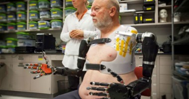علماء ينجحون فى تمكين رجل من تحريك أطرافه الصناعية بعقله
