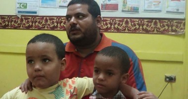 عامل مخبز بالمنيا يروى لـ"اليوم السابع" مأساة أحد أطفاله: "ابنى يحتاج 3 عمليات بـ37 ألف جنيه ودخلى يادوب يكفينا أكل"..طرقت جميع  الأبواب لإنقاذه دون جدوى..والأم:"كل اللى عايزاه ان ابنى يعيش زى اخوه