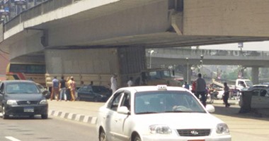 "انحشار" سيارة نقل أسفل كوبرى أكتوبر وارتباك بحركة المرور