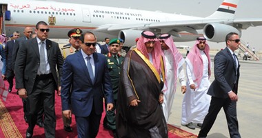 ولى العهد السعودى يستقبل السيسى بقاعدة الرياض الجوية