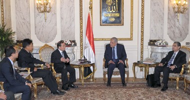 محلب يبحث مع ممثلى شركة"هاواوى" إجراءات تصنيع عدادات الكهرباء الذكية