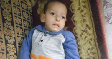 مأساة أسرة فى أسيوط بسبب "ضمور المخ".. المرض يقضى على شقيقين والثالث يُصارع.. والدة محمد: "ابنى بيصرخ والبيت عايش فى حزن وعلاجه غالى ومش قادرين عليه".. الأم: "نفسى أشوفه بيتحرك زى باقى الأطفال"
