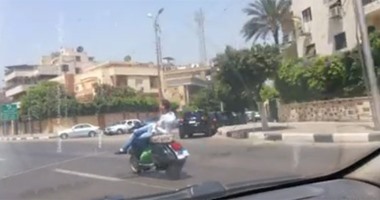 بالفيديو.. شاب يخاطر بحياته خلال قيادته لـ"الفيسبا" من أجل لفت الأنظار