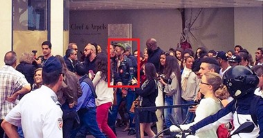 فاريل ويليام محاط بمعجبيه فى أحد شوارع "كان"