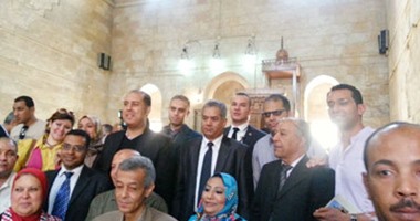 وزير الآثار يلتقط صورة تذكارية مع أهالى الدرب الأحمر