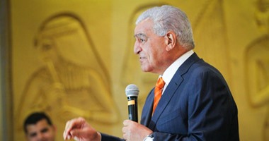 زاهى حواس يقدم عرضًا للآثار الفرعونية فى محاضرة بروسيا