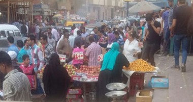 رئيس حى المطرية يستمع لاقتراحات الباعة الجائلين لتوفير أماكن بديلة
