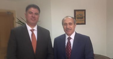 المحامى محمد الجندى ينشر صورة تجمعه بـ"حبيب العادلى" فى مكتبه