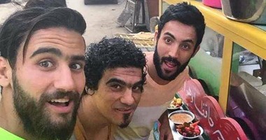 باسم مرسى يتناول الفطار على "عربية فول"